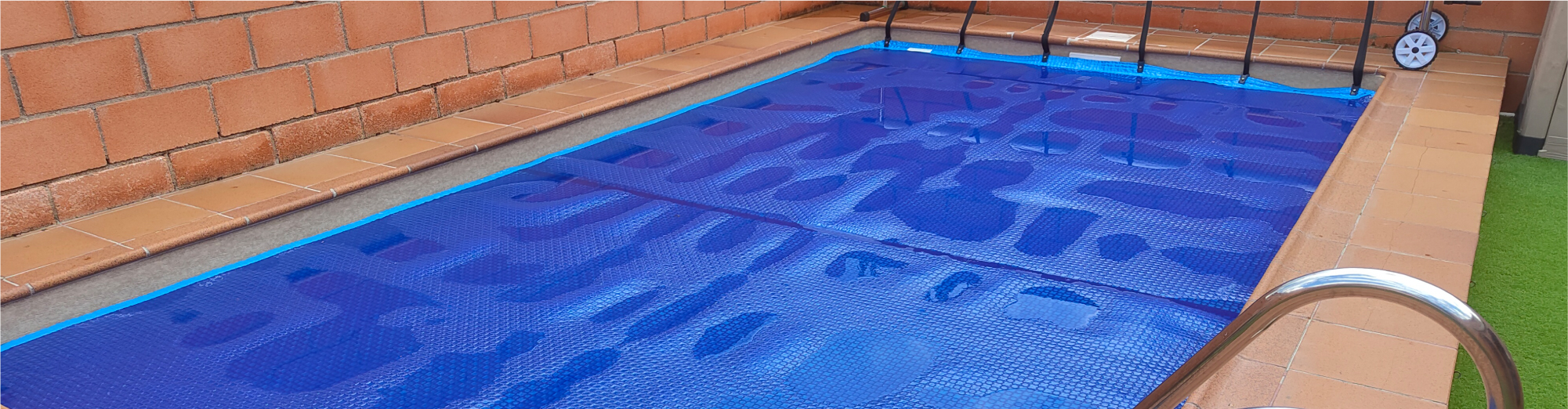 Piscina cubierta con manta térmica azul