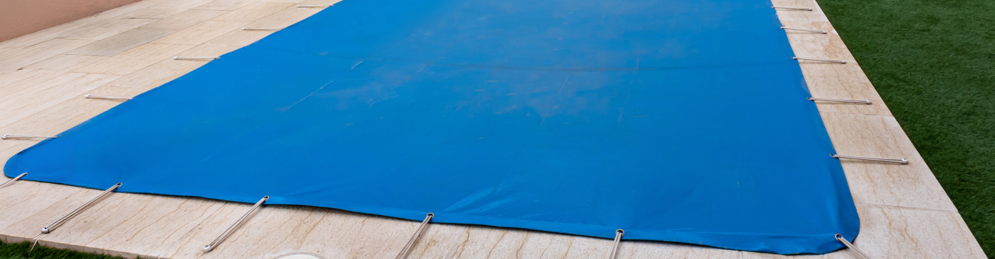 Piscina cubierta con cobertor de invierno azul