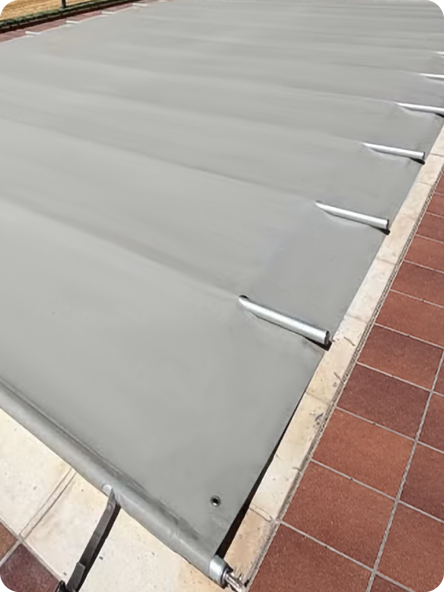Cobertor de piscina puesto todo el año